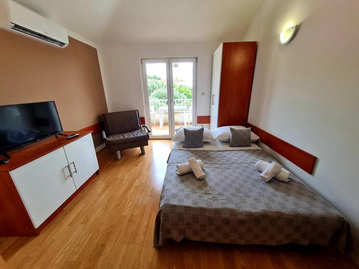 Vila Maslina Apartments Mit Pool Und Garten Nahe Am Strand Tucepi Exterior photo